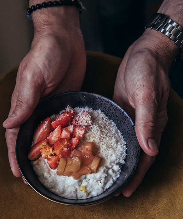 Riz au lait coco, compote de rhubarbe à la vanille et crumble au poivre de Timut